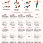 Femme souriante faisant des exercices pour tonifier ses bras dans un cadre doux.