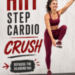 Femme en pleine séance de HIIT, en train de faire des exercices de cardio à haute intensité dans son salon.