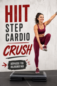 Femme en pleine séance de HIIT, en train de faire des exercices de cardio à haute intensité dans son salon.