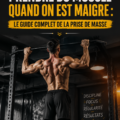 Un homme en train de soulever des poids dans une salle de sport, axé sur la musculation.