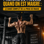 Un homme en train de soulever des poids dans une salle de sport, axé sur la musculation.