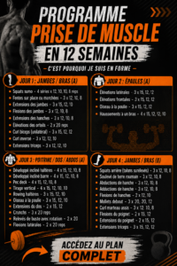 Femme souriante en train de faire des exercices de musculation avec des poids