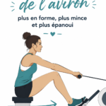 Femme pratiquant l'aviron sur un lac, affichant une posture détendue et concentrée, symbole d'équilibre entre le corps et l'esprit.