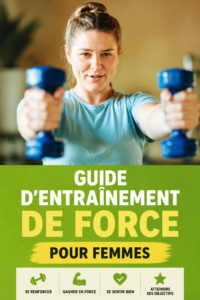 Femme s'entraînant avec des poids en salle de gym pour un entraînement en force