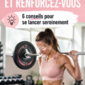 Femme souriante soulevant des poids en salle de sport, prête à surmonter sa peur de l'entraînement en force.