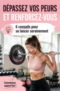 Femme souriante soulevant des poids en salle de sport, prête à surmonter sa peur de l'entraînement en force.