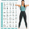 Femme utilisant une bande de résistance pour un exercice de fitness à la maison.