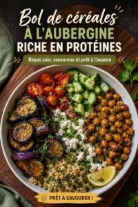 Bol de quinoa méditerranéen aux aubergines et légumes colorés