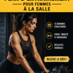 Femme souriante utilisant des poids en salle de sport dans le cadre de son entraînement de 12 semaines.