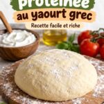 Pâte à pizza protéinée à base de yaourt grec sur une planche en bois