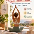 Femme pratiquant des postures de yoga le matin sur un tapis dans un cadre paisible, symbole d'énergie et de bien-être.