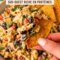 Une salade de poulet épicée avec des ingrédients frais et colorés, riche en protéines.