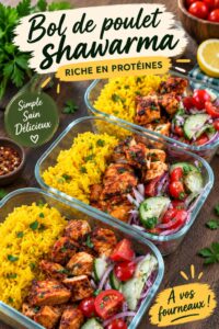 Bol de shawarma au poulet savoureux avec légumes frais en garniture.
