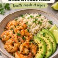 Bol de crevettes à l'ail sur un lit de riz avec des morceaux d'avocat et de poivrons