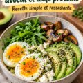 Un bol équilibré avec avocat et œufs, prêt à être dégusté au petit-déjeuner.
