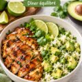 Bol de poulet au miel et au citron vert garni de riz à l'avocat.