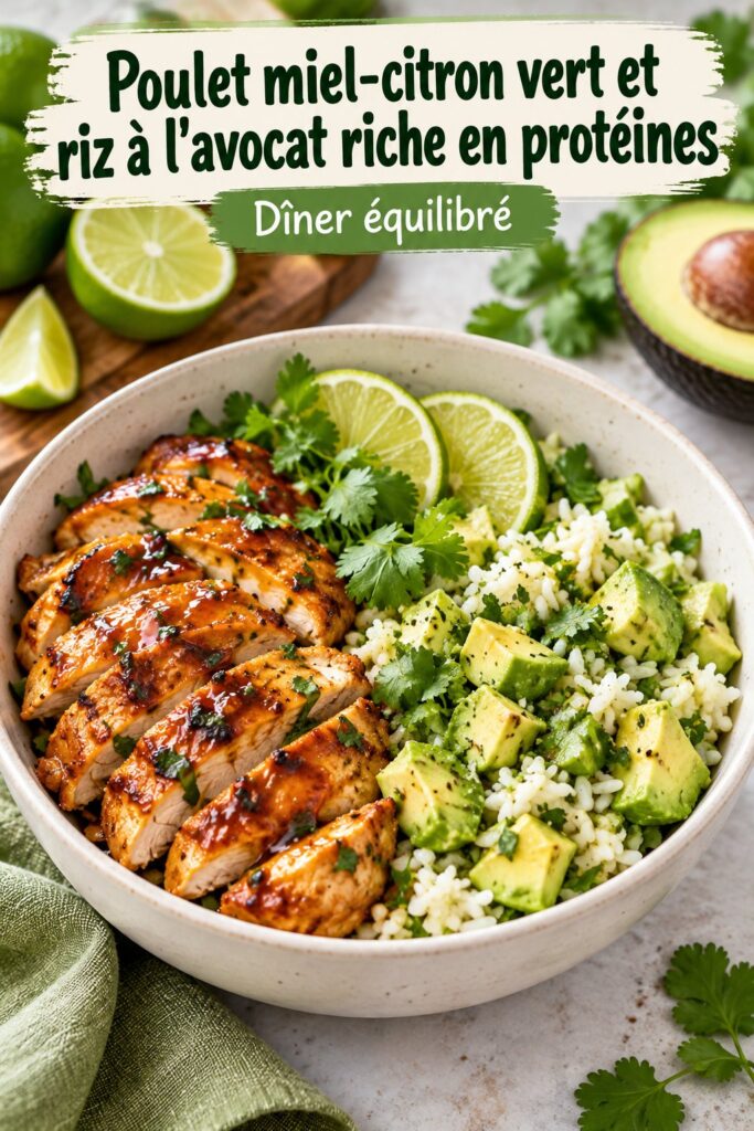 Bol de poulet au miel et au citron vert garni de riz à l'avocat.