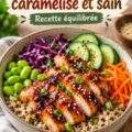 Bols de poulet sains avec légumes frais et sauce légère, parfaits pour un repas équilibré.