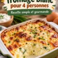 Un gratin de fromage blanc et oeufs doré au four, servi dans un plat élégant.