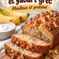 Pain aux bananes moelleux avec du yaourt grec, servi sur une assiette colorée