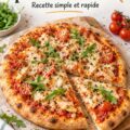 Une délicieuse pizza protéinée sortie du four, garnie de légumes frais