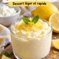 Un pudding crémeux au fromage cottage et citron dans un bol avec une cuillère.