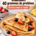 Une assiette de pancakes protéinés avec des fruits frais et du sirop d'érable