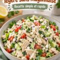 Salade de poulet saine sans mayonnaise sur une assiette colorée