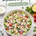 Salade de poulet haute en protéines avec yaourt grec, présentée dans un bol coloré.