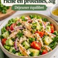 Salade de poulet riche en protéines avec des légumes frais sur une table