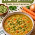 Soupe aux pois cassés bien chaude servie dans un bol avec des herbes fraîches en garniture.